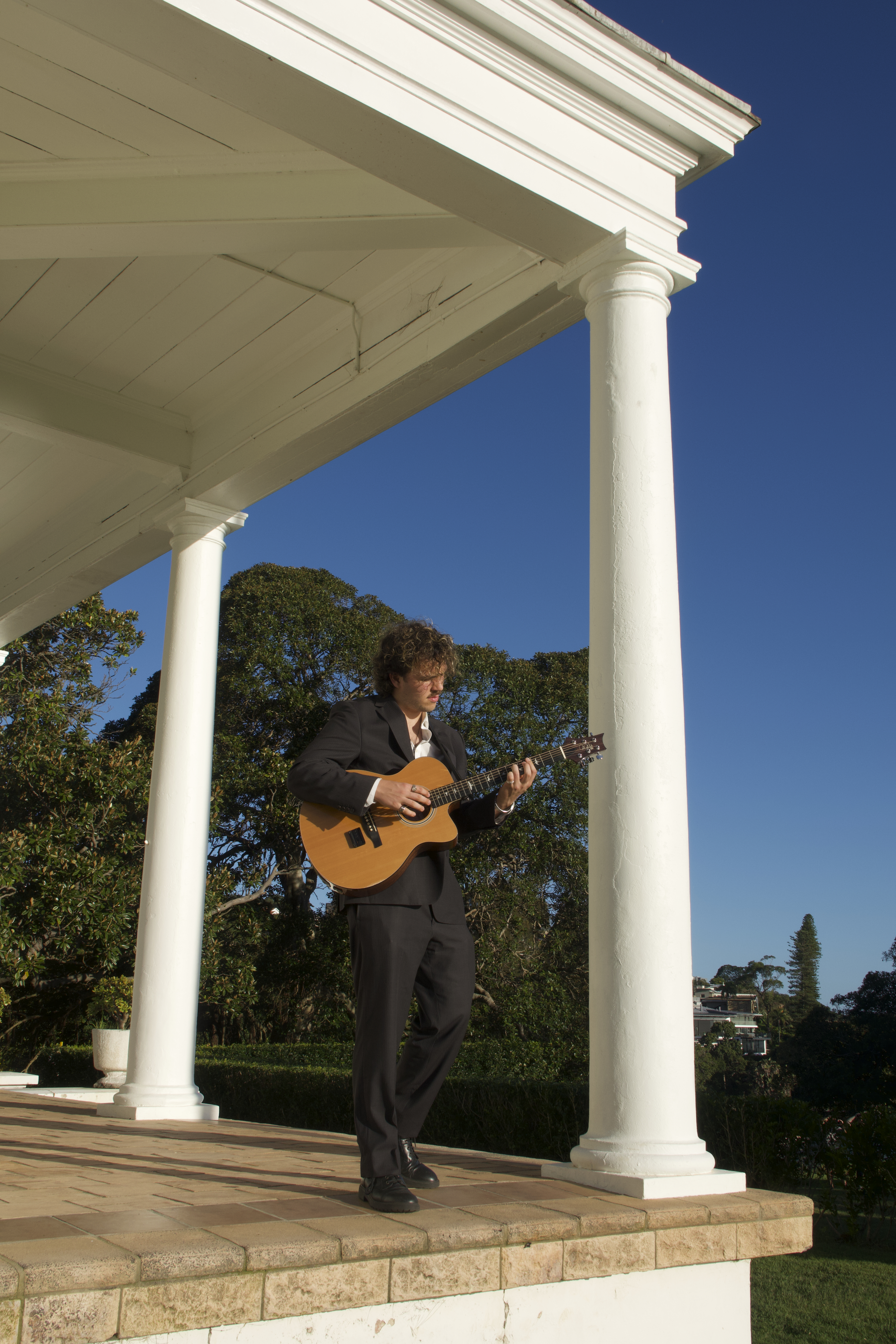 Julian Moss performing at a wedding venue